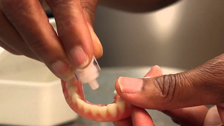 شکستن دندان مصنوعی